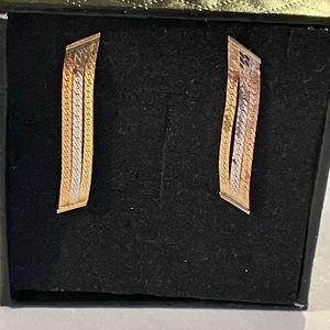 14 k tri-colored gold dangle earrings 💋⭐️